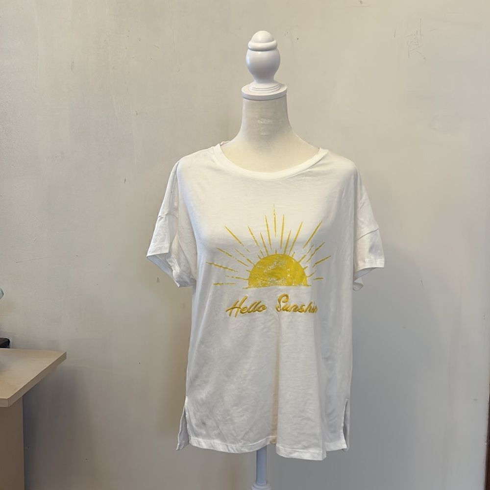 DR 2 short sleeve Hello Sunshine tee Size M NWT - Picture 2 of 9